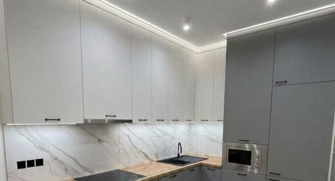 Варианты натяжных потолков на кухне