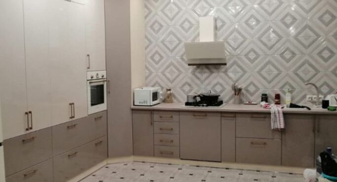 Как помыть глянцевый натяжной потолок на кухне