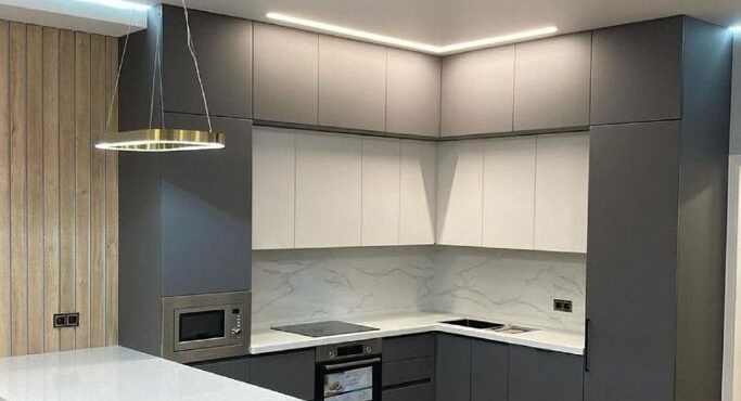 Картинки натяжные потолки кухня
