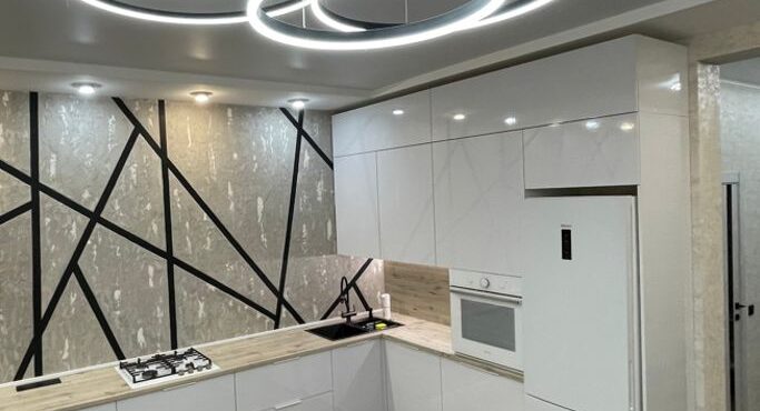 Натяжной потолок в кухне гостиной современный
