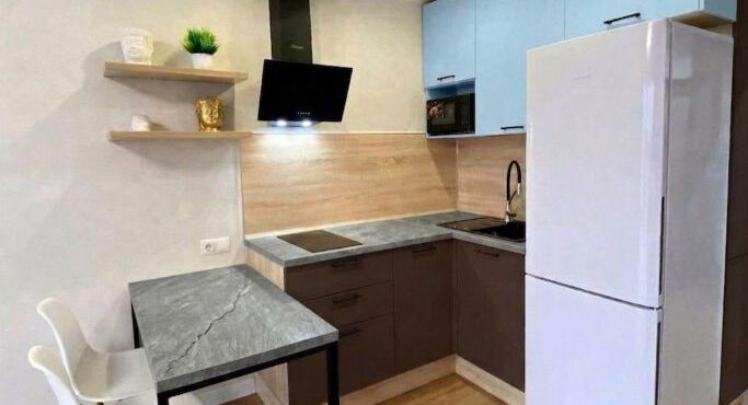 Натяжной потолок после установки кухни