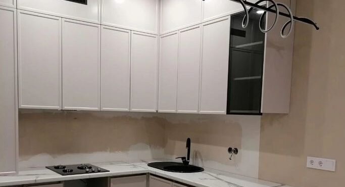 Свет на кухне в натяжном потолке