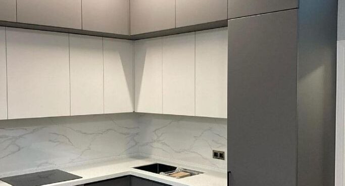 Световая линия в натяжном потолке на кухне