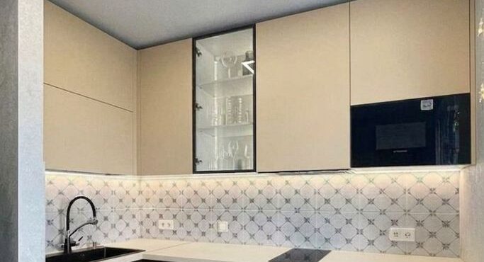 Трековые светильники на натяжном потолке на кухне
